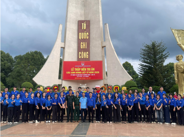 Đại học Tây Nguyên thắp nến